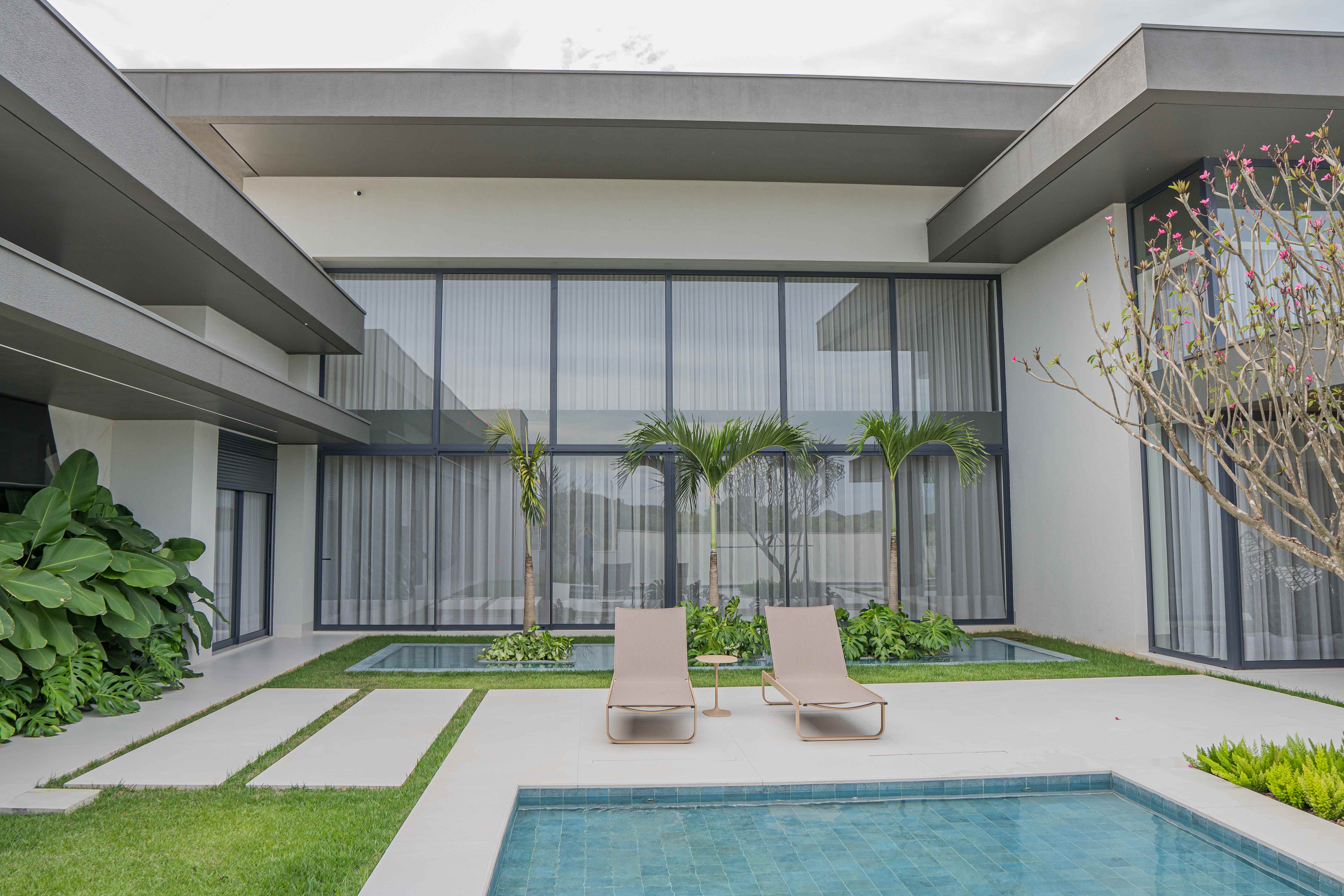 Área de lazer com piscina e esquadrias de alumínio em Sinop