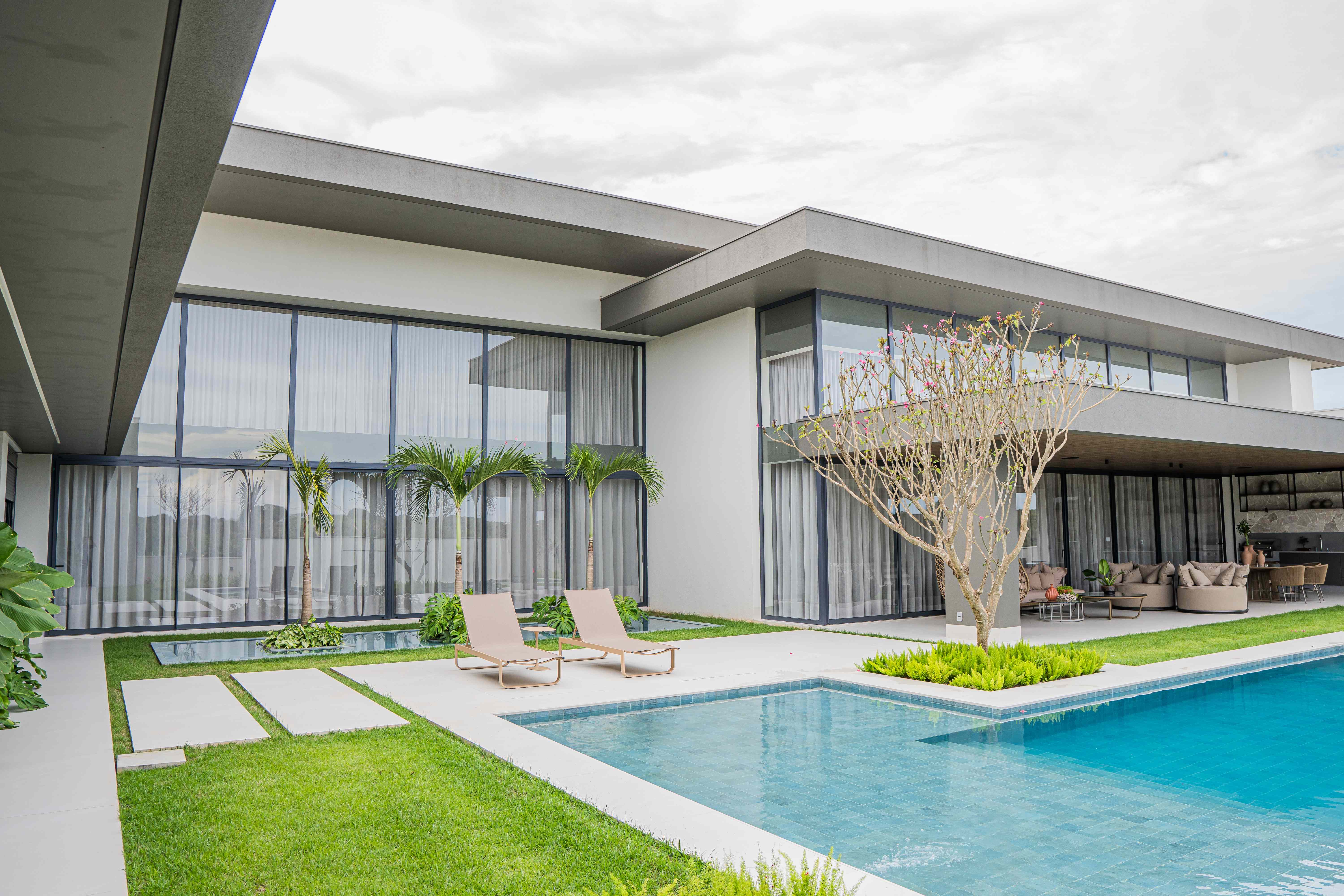 Residência com piscina e esquadrias modernas em Sinop MT