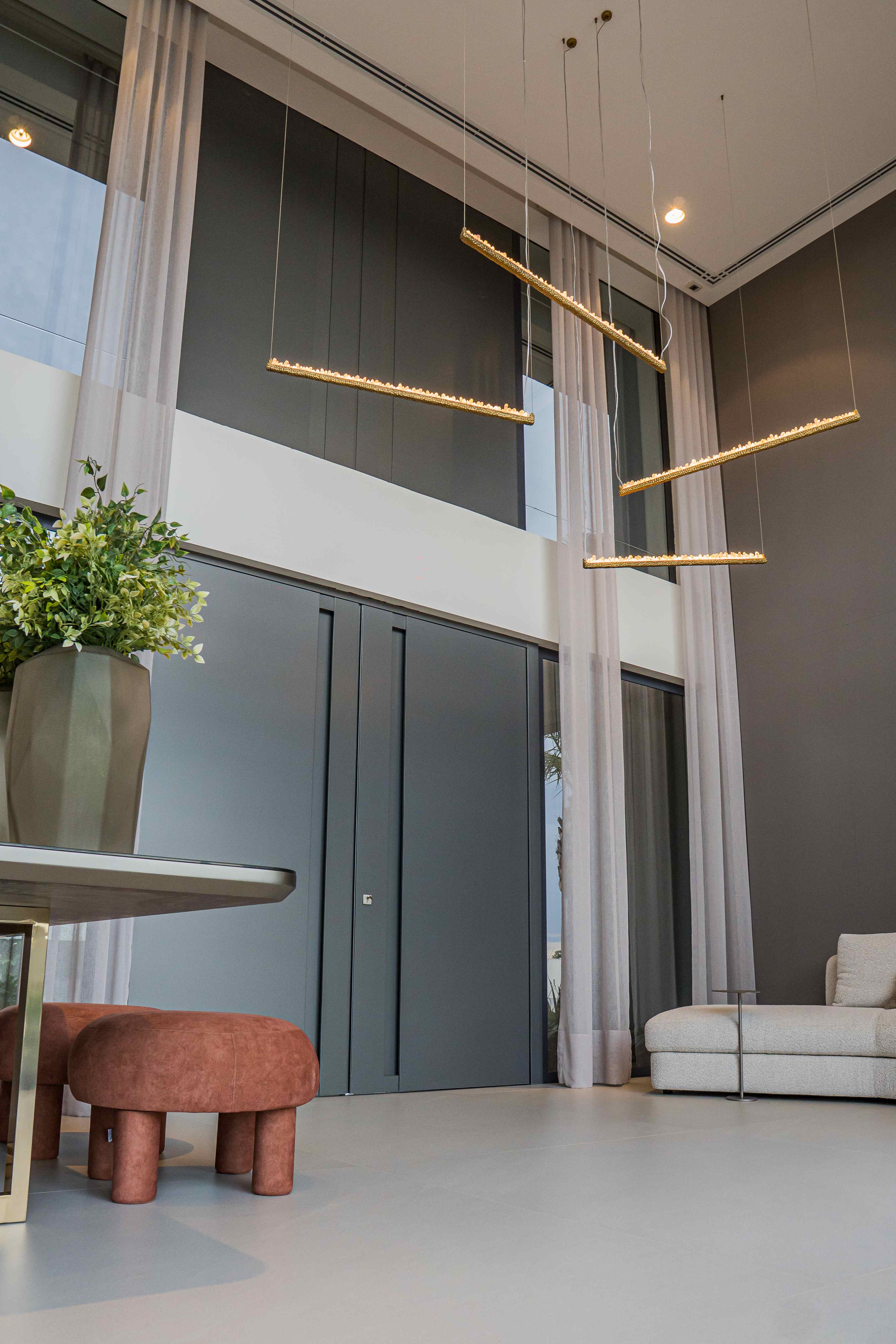 Hall de entrada com pé-direito duplo e esquadrias ARTMETAL