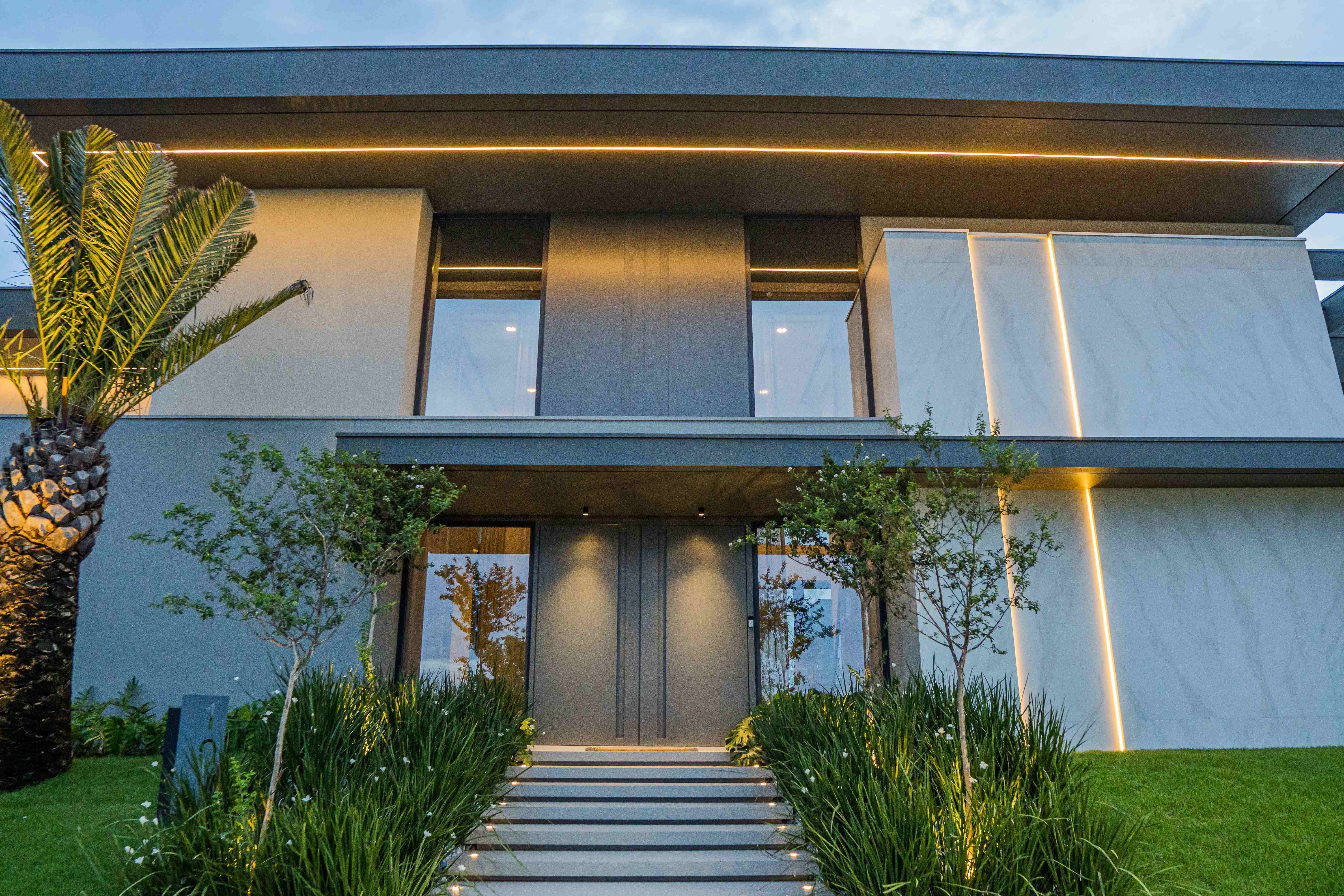 Fachada noturna iluminada com esquadrias de alumínio em Sinop MT