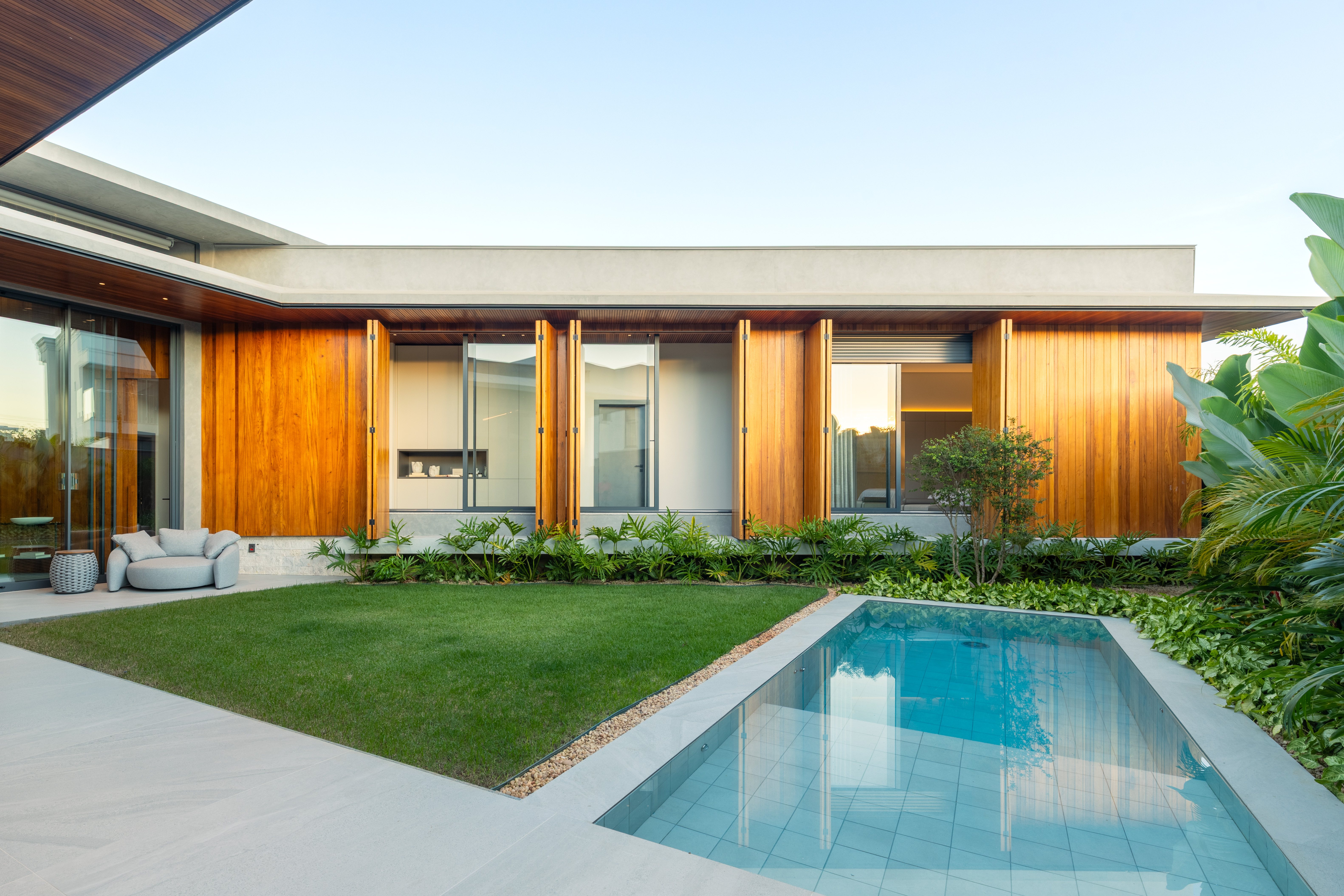 Projeto residencial com painéis de madeira e esquadrias ARTMETAL